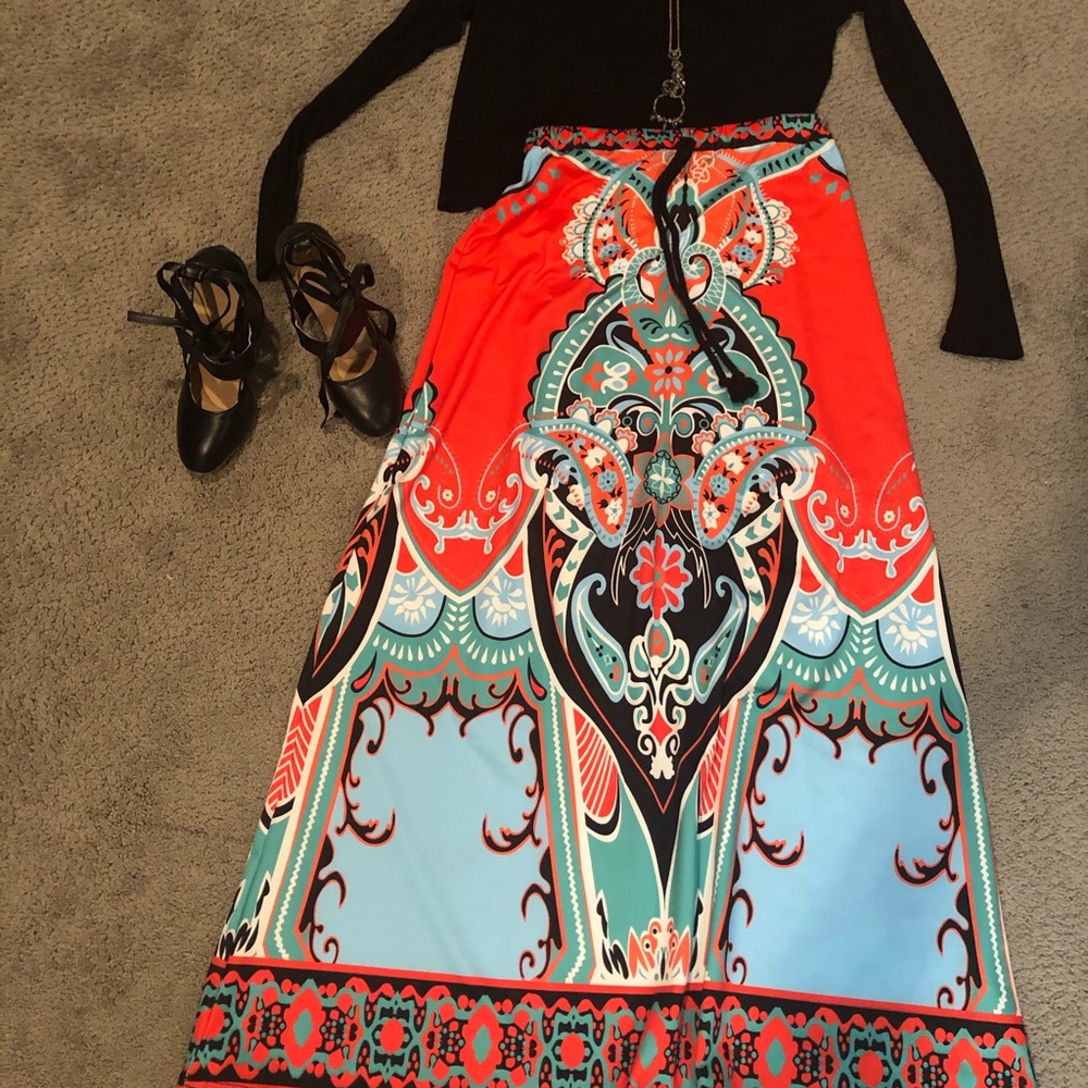 🎉4 for 20🎉Bright abstract design maxi skirt.